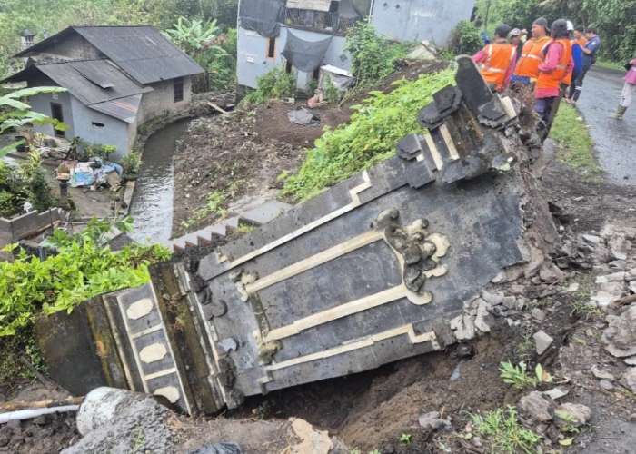 BENCANA : Gapura batas Kota Kecamatan Pupuan yang terletak di timur Desa Pupuan roboh.