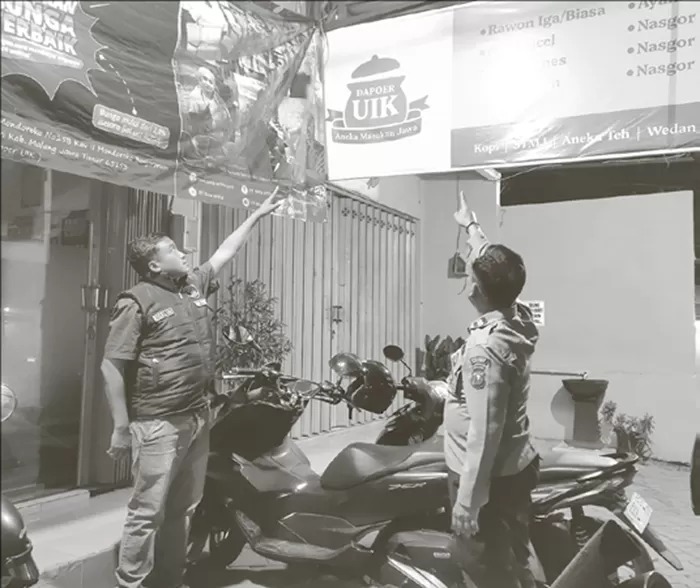 OLAH TKP: Petugas melakukan olah TKP curanmor di Jalan Raya Mondoroko, Desa Banjararum, Kecamatan Singosari.