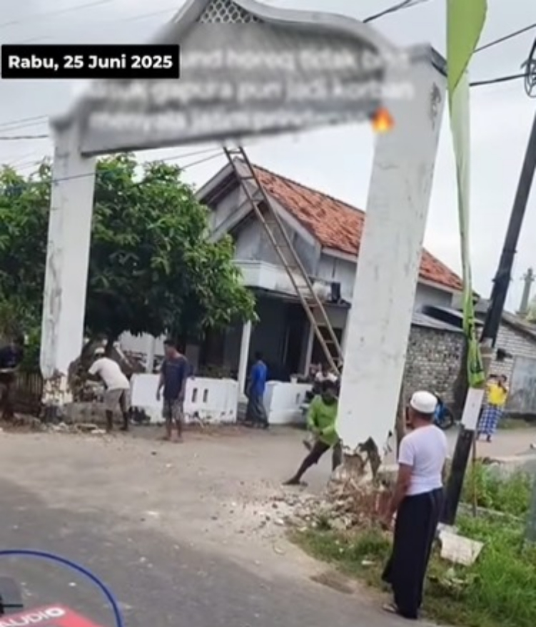 Warga Robohkan Gapura Demi Truk Sound Horeg