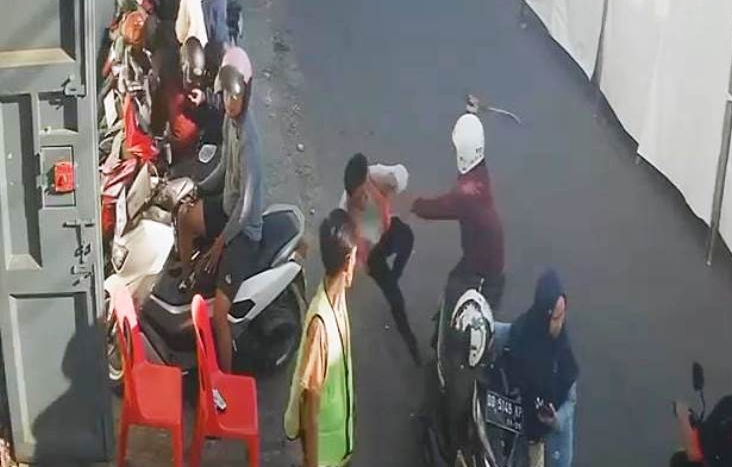 Beredar video detik-detik pembacokan seorang tukang parkir