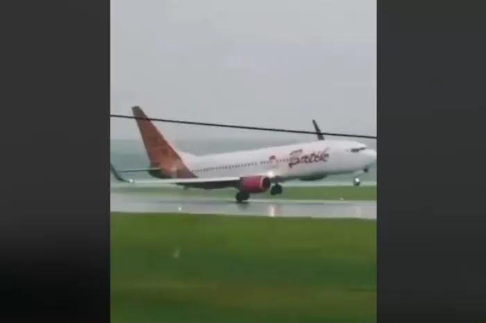 MIRING: Tangkapan layar video Pesawat Batik Air saat hendak mendarat dalam kondisi miring di Bandara Soetta.