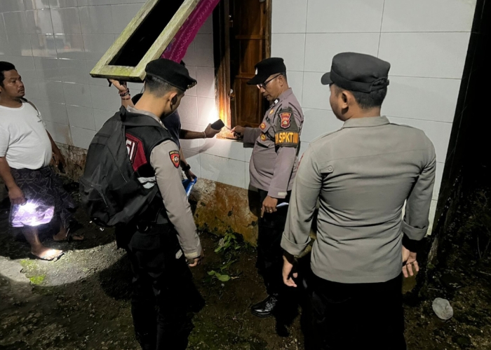 OLAH TKP : Polisi saat melakukan olah TKP.