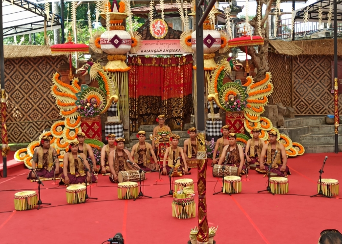 MEMUKAU: Penampilan Sanggar Seni Werdhi Budaya dari Desa Adat Kelan, Kuta, Duta Kabupaten Badung memukau dalam lomba taman penasar pada ajang PKB ke-47, Jumat (27/6).