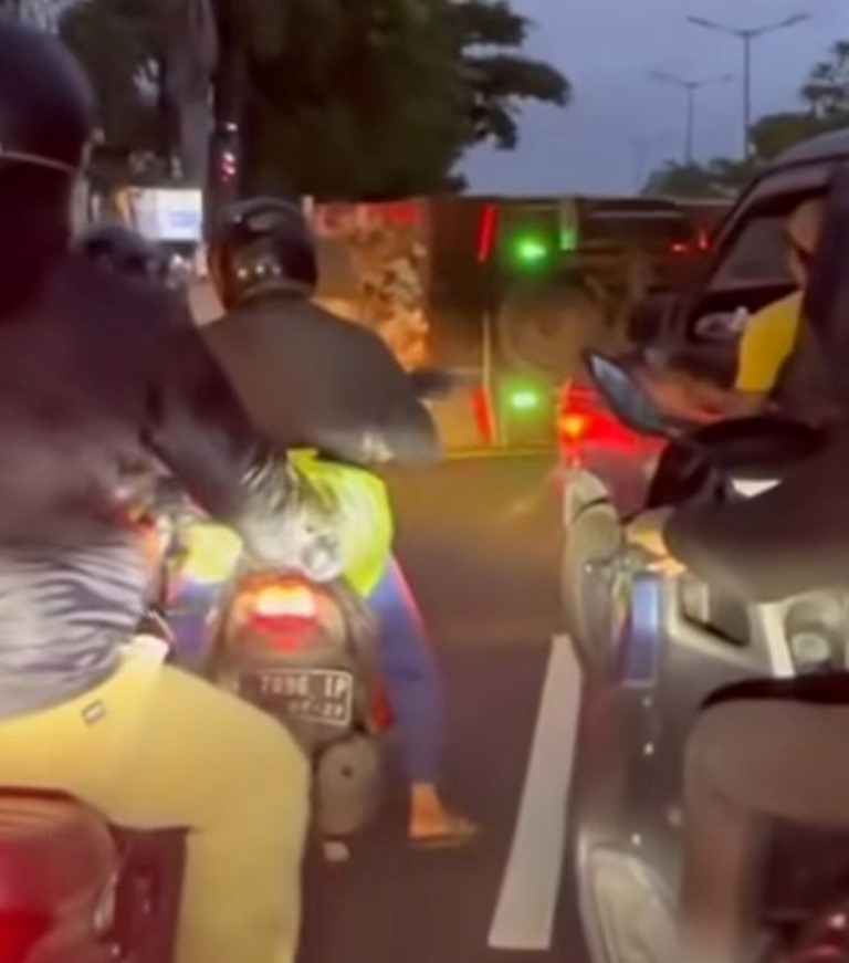 MACET: Kondisi jalan Sabtu pagi (28/6/2025) di Jalan Bypass Ngurah Rai, Kelan, Tuban macet akibat truk memuat kayu terguling.