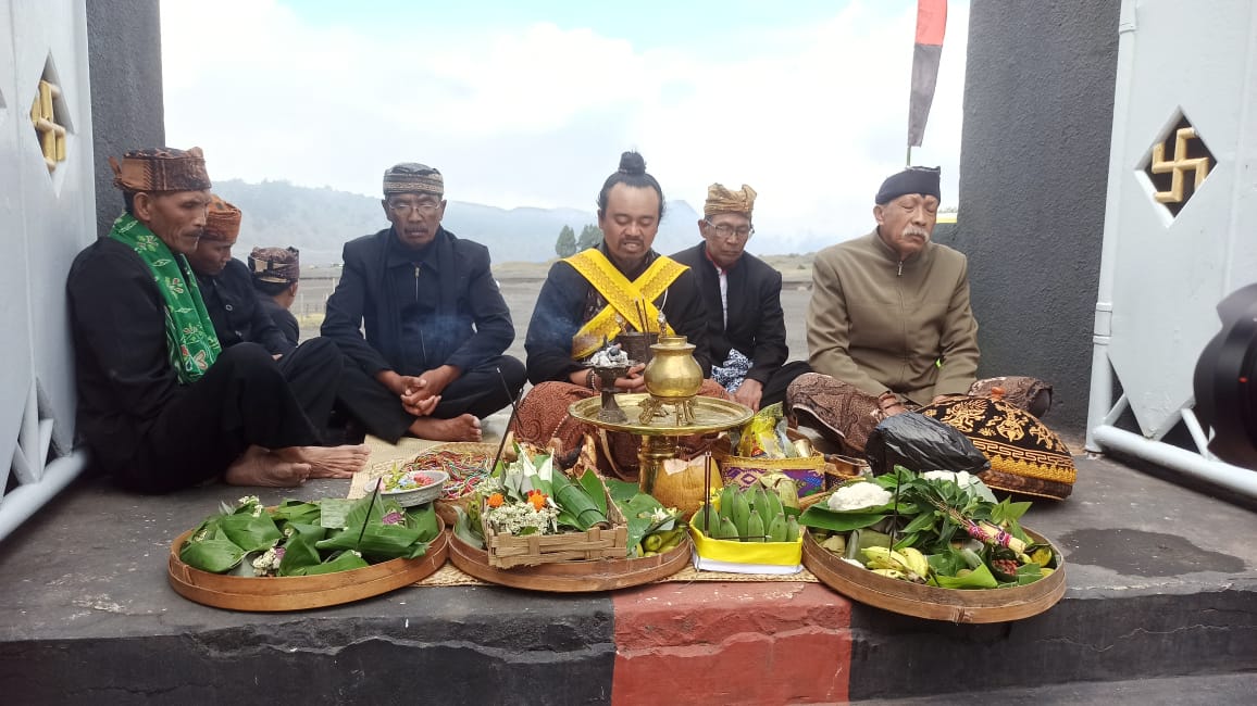Buah pisang digunakan umat Hindu di Tengger saat Kasodo