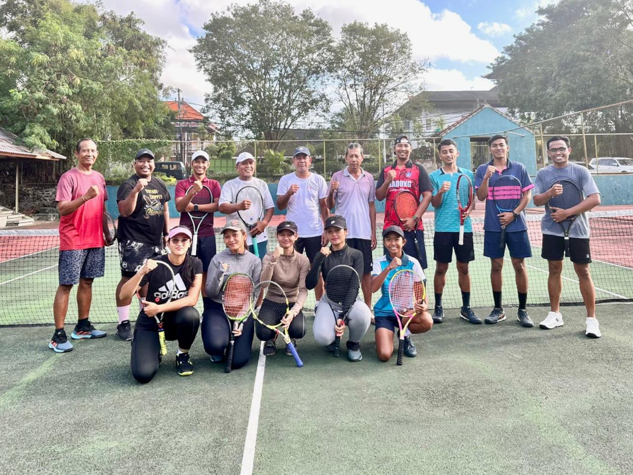 LATIHAN: Tim Tenis Lapamgan Badung usai menggelar latihan persiapan Porprov 2025, Minggu (29/6).