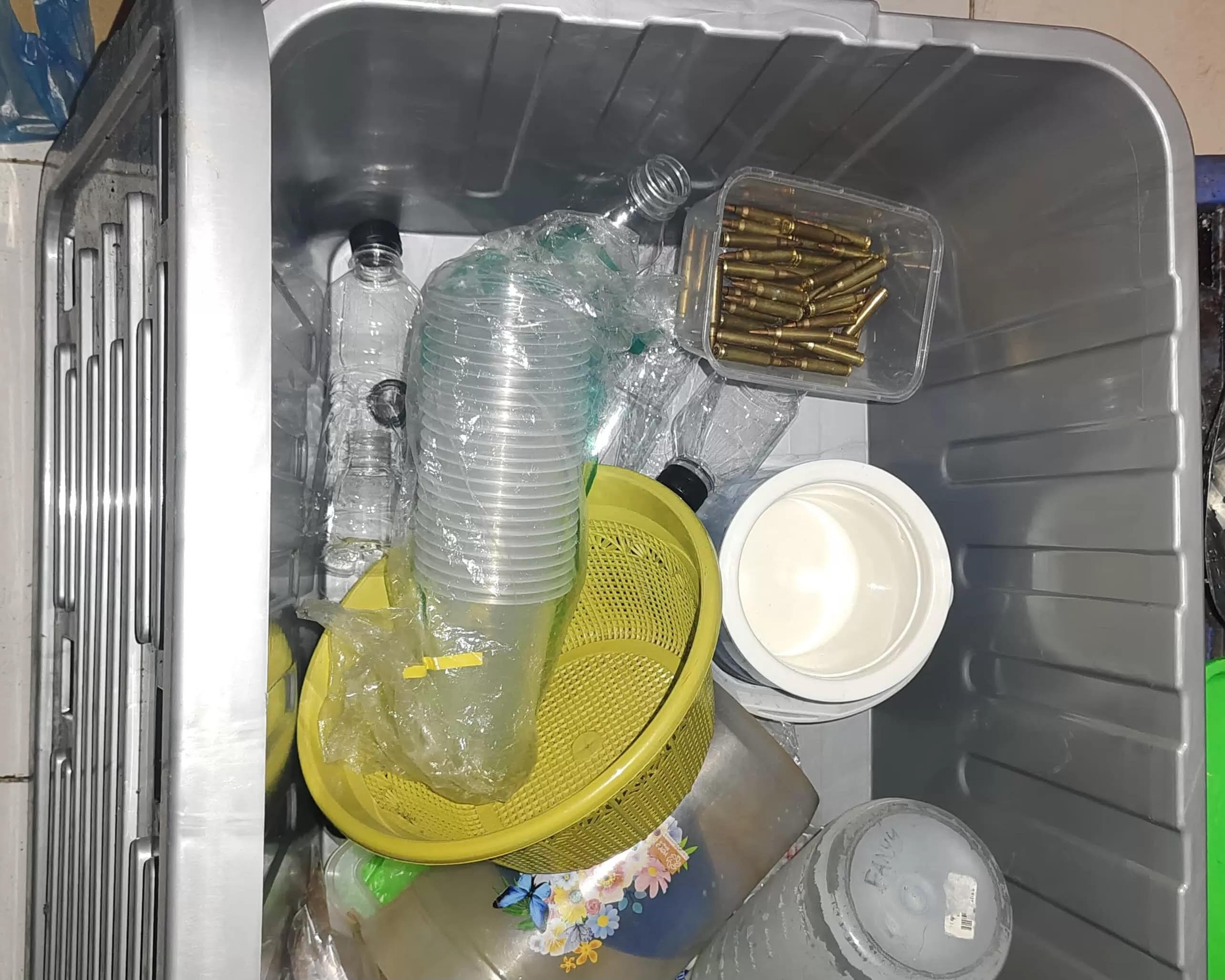 PELURU: Peluru yang ditemukan di kedai es teh di Semarang oleh tiga mahasiswa yang bersih-bersih tempat jualan.