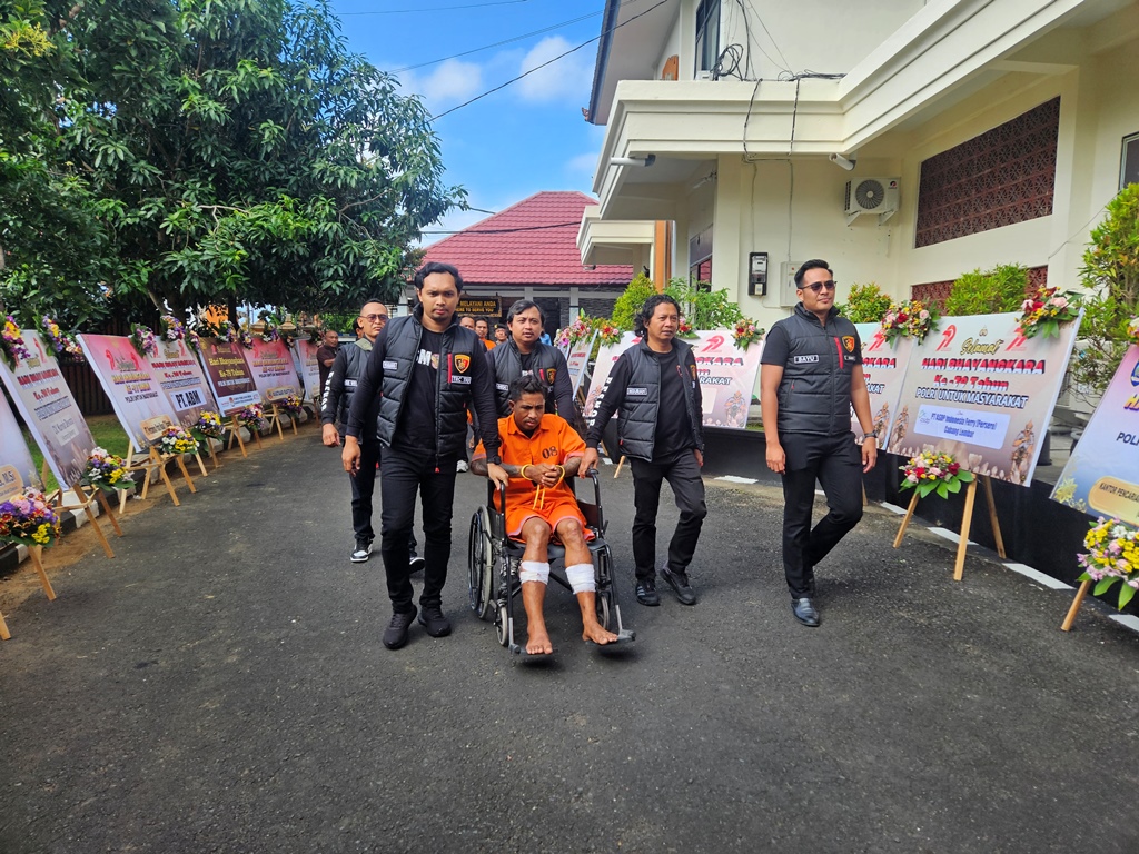 DIGELANDANG: Polres Karangasem beber tiga pelaku pencurian, Senin (30/6).