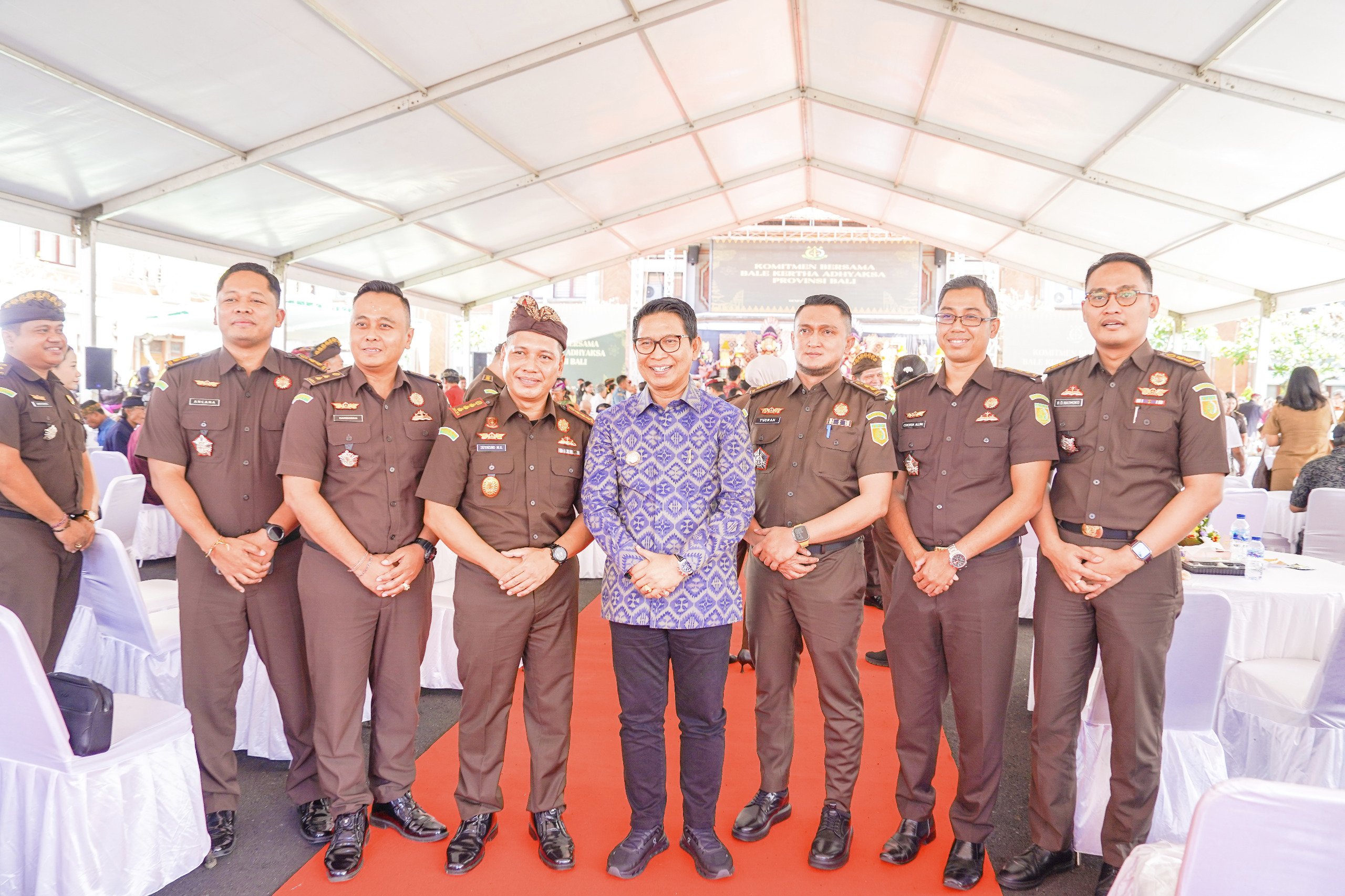 DUKUNG: Bupati Adi Arnawa menghadiri sekaligus memberi dukungan terhadap komitmen bersama Bale Kertha Adhyaksa Provinsi Bali di Kantor Kejaksaan Tinggi Bali, Renon, Senin (30/6).