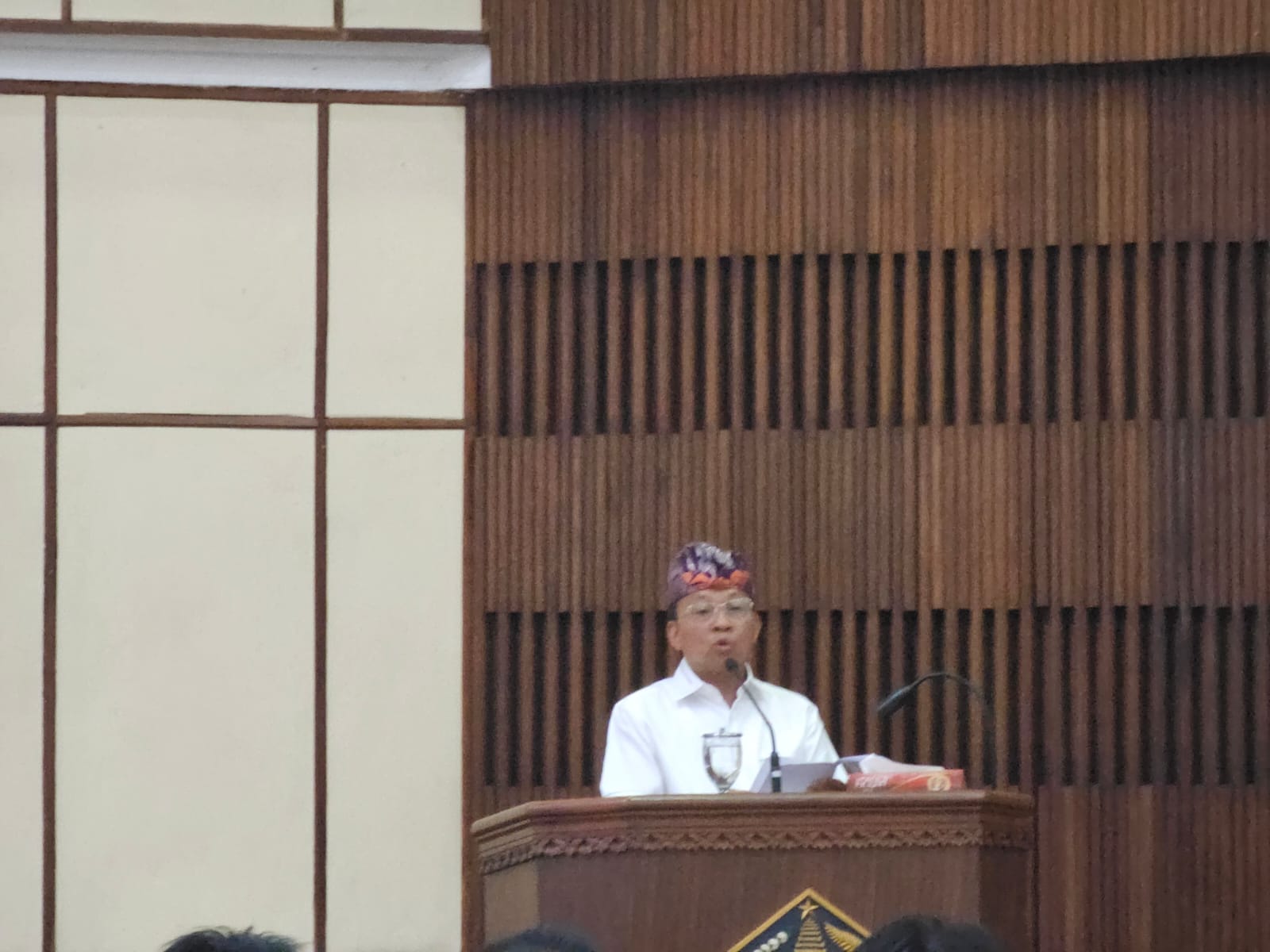 RENCANA BANDARA: Gubernur Bali Wayan Koster diwawancara usai Rapat Paripurna DPRD Bali di Kantor Gubernur Bali, Senin (30/6)