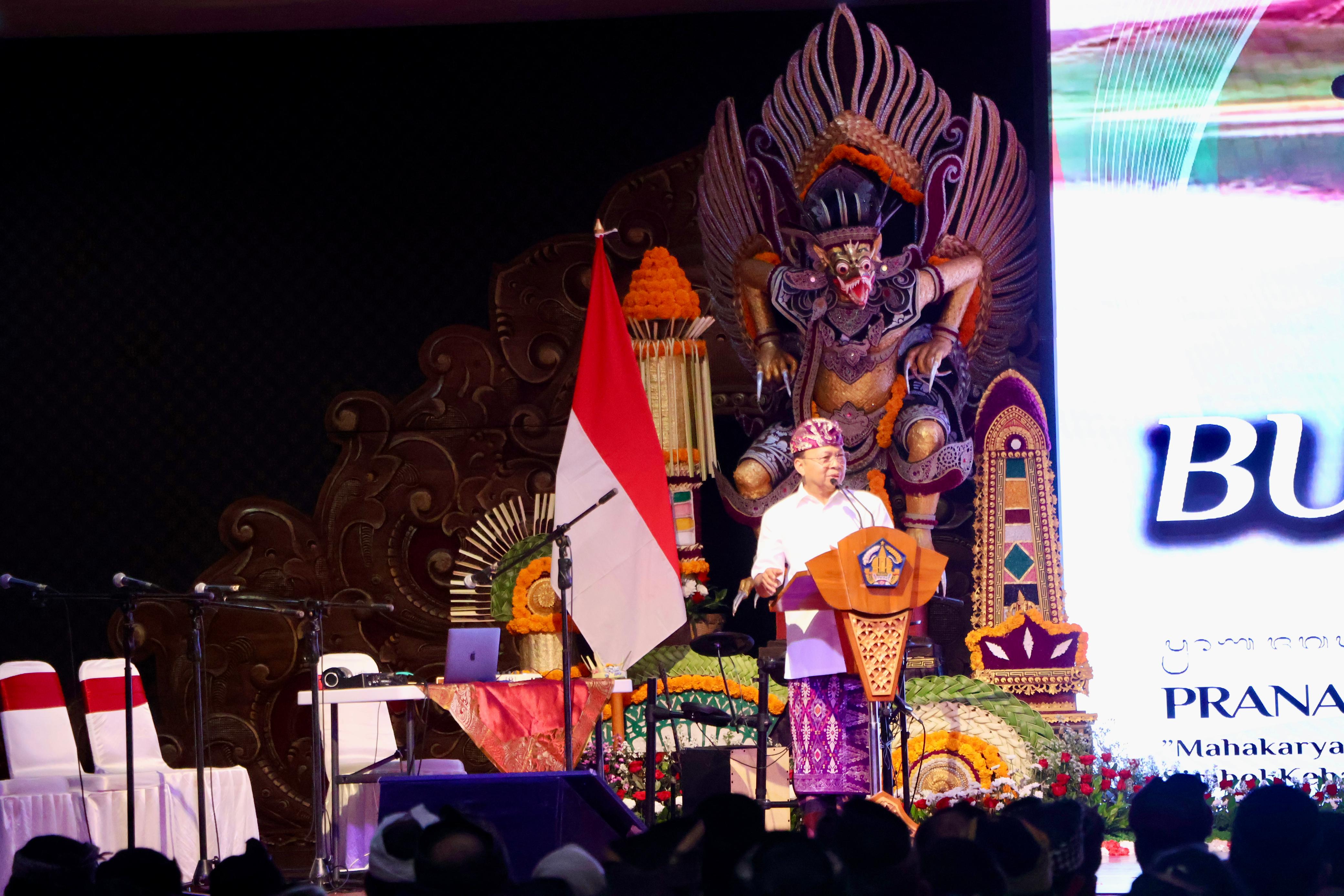 Gubernur Bali Wayan Koster saat menutup Bulan Bung Karno di Kampus ISI Denpasar, Senin (30/6)
