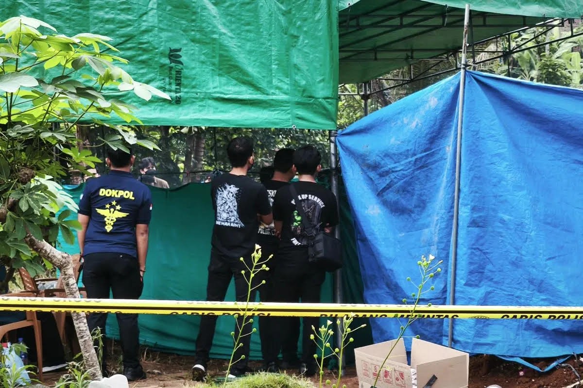 EKSHUMASI: Proses ekshumasi jenazah seorang mahasiswa Fakultas Ekonomi dan Bisnis Universitas Lampung (Unila) Pratama Wijaya Kusuma yang wafat usai mengikuti kegiatan pendidikan dasar, Senin (30/6/202