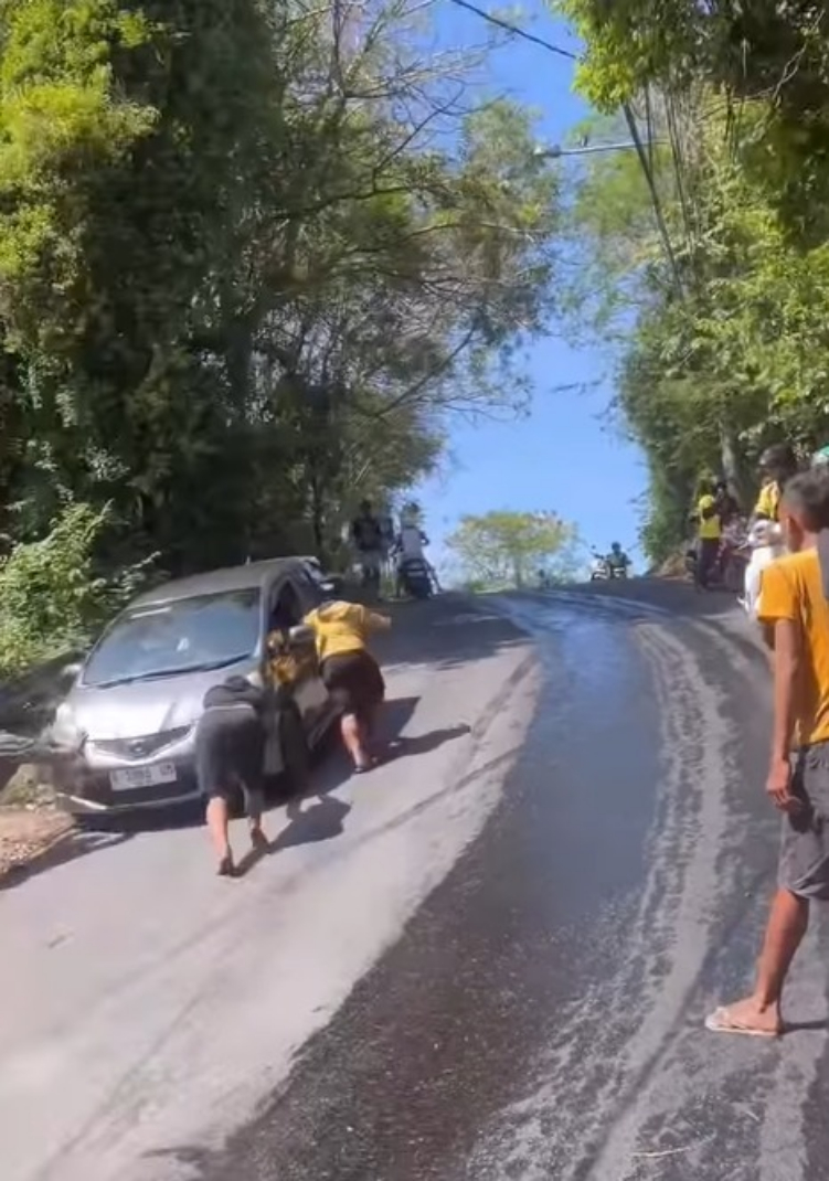 Ceceran Solar di Tanjakan Goa Gong Jimbaran membuat jalan licin