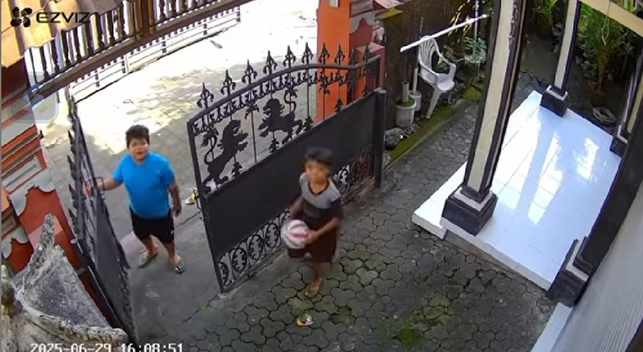 Video Anak-Anak Minta Izin Ambil Bola Lewat CCTV