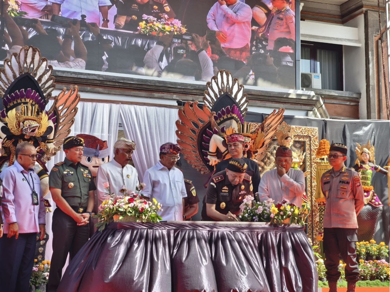 BERSAMA: Kajati Bali Ketug Sumedana bersama Gubernur Wayan Koster dan para pemimpin lainnya melaksanakan komitmen bersama untuk Bale Kertha Adhyaksa. (Bali Express/Istimewa)