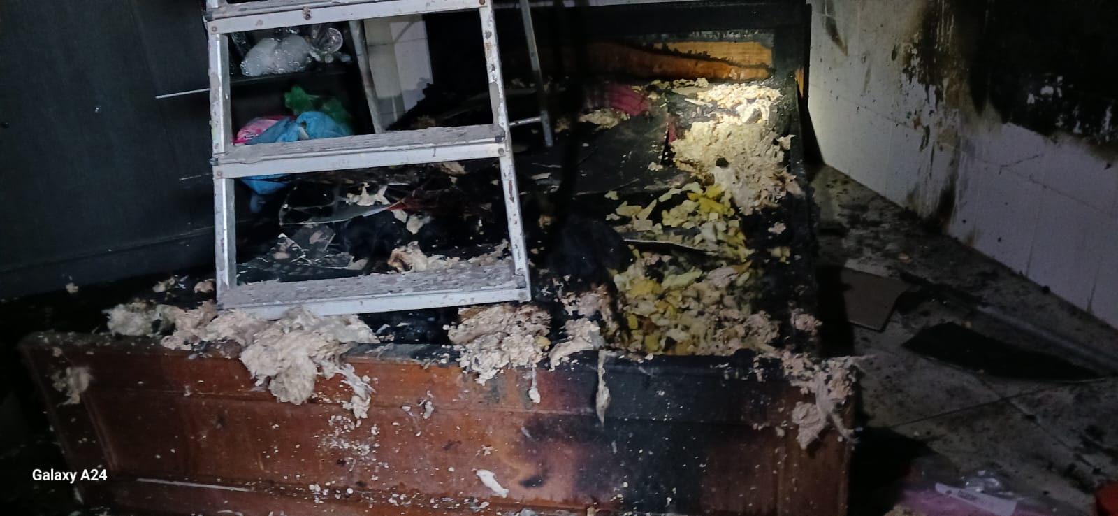 GOSONG: Area gudang rumah warga di Sesetan yang gosong usai dilanda kebakaran. (Bali Express/Istimewa)