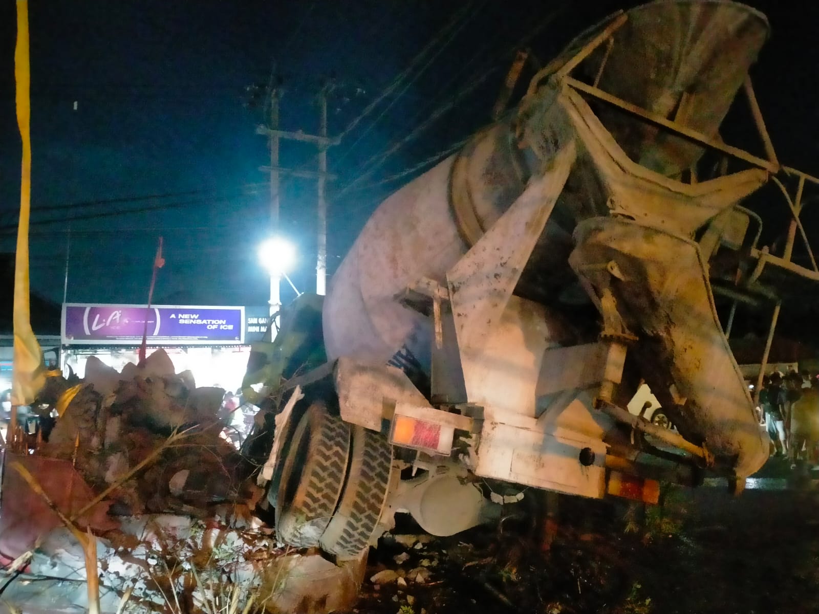 Truk molen yang menghantam tugu Ganesha di pertigaan Desa Kubutambahan, Buleleng.