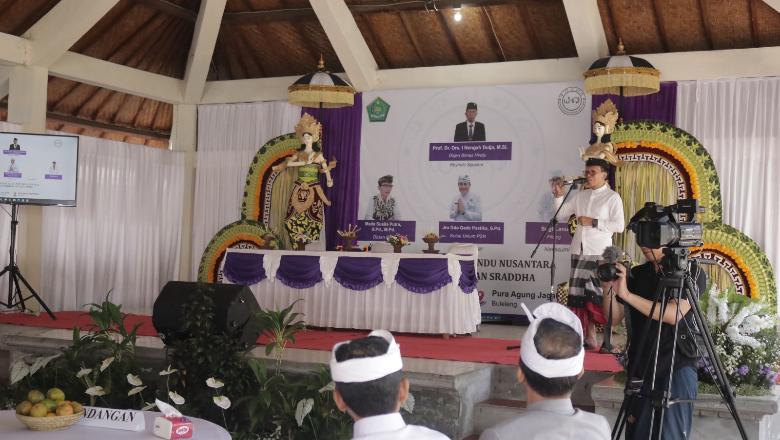 Dirjen Bimas Hindu, Prof. Nengah Duija saat memberikan keynote Speaker dalam seminar penguatan literasi Keagamaan di Wantilan Pura Jagatnatha Singaraja, Minggu (29/6)