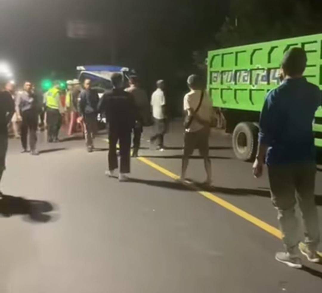 Truk pasir menyundul truk parkir yang akan angkut puing tugu pasca ditabrak truk molen.