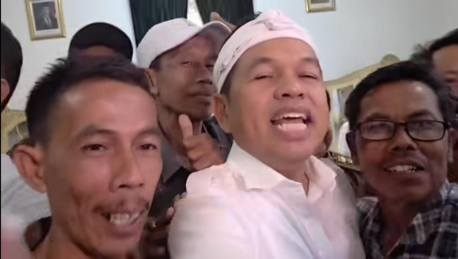 Gubernur Jawa Barat Dedi Mulyadi siapkan 300 rumah panggung bagi warga terdampak banjir dan meminta warga daftarkan diri.