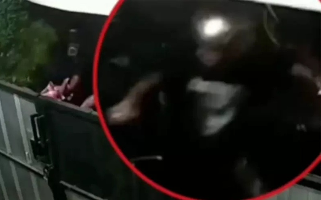 Tangkapan layar video CCTV detik-detik penyerangan dua pemuda oleh sekelompok pemuda yang diduga anggota geng motor di Cimahi, Jawa Barat. (@infobandungraya)