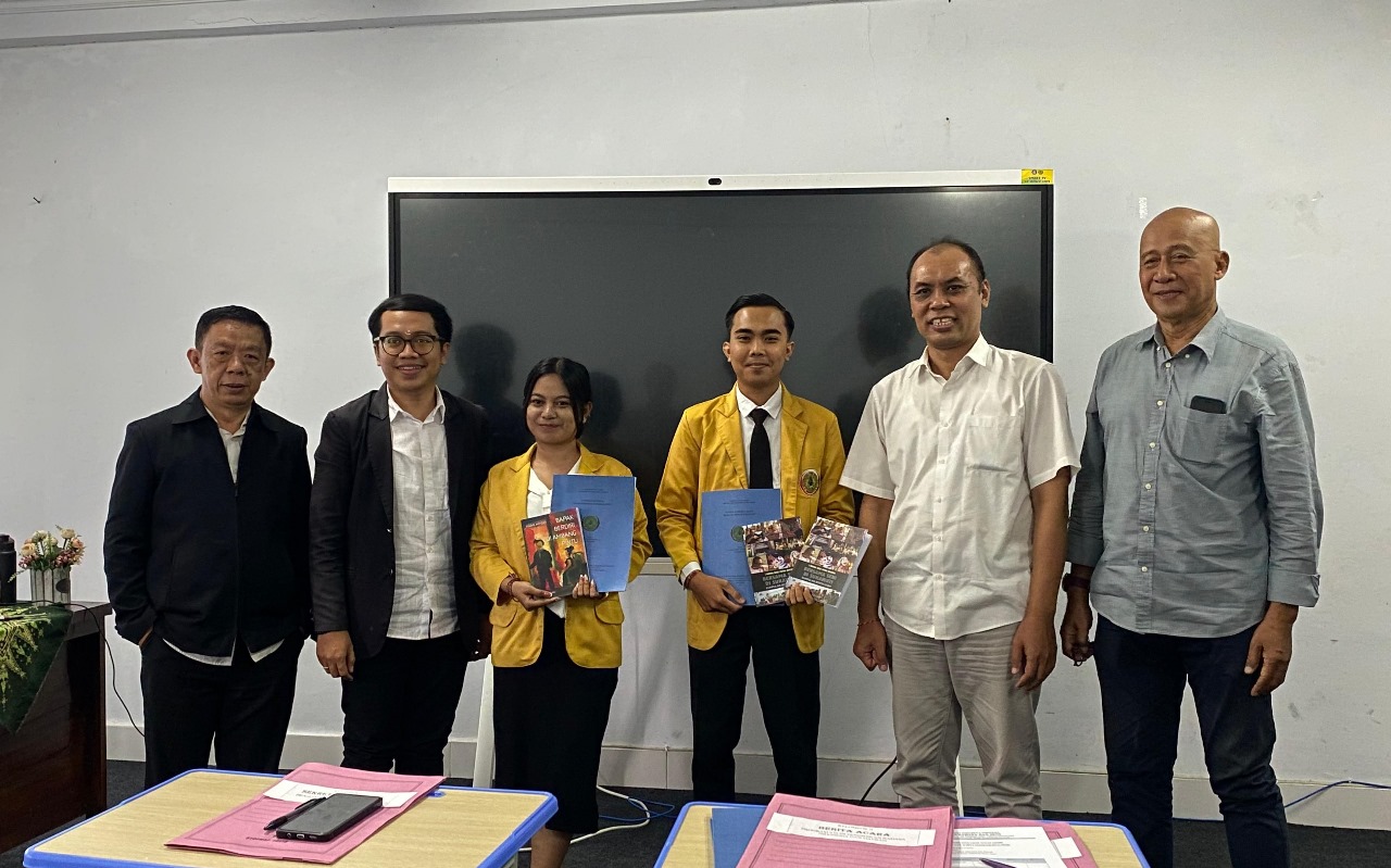 TANPA SKRIPSI: Dua mahasiswa UPMI Bali saat mempresentasikan proyek akhirnya di hadapan pembimbing, Senin (30/6)