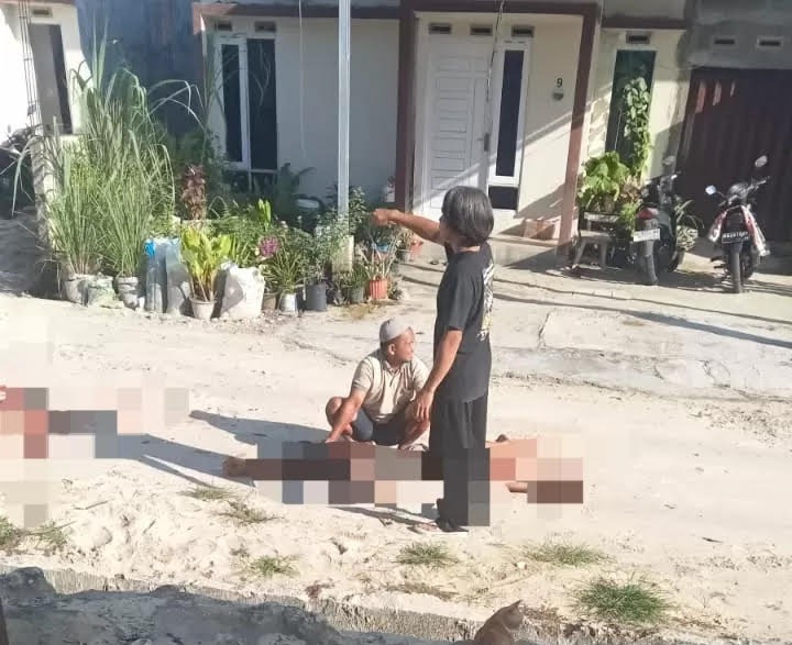 PERCOBAAN: Warga saat menolong pelaku percobaan bunuh diri.