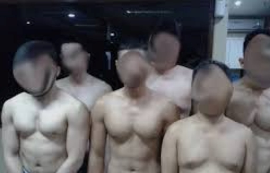 Ilustrasi pria telanjang dan kenakan G-string digerebek di hotel.
