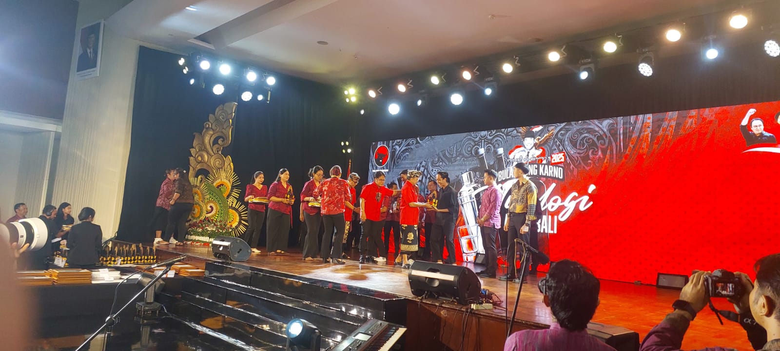 PENUTUPAN:&nbsp;Ketua DPD PDI Perjuangan Bali sekaligus Gubernur Bali, I Wayan Koster secara resmi menutup rangkaian Bulan Bung Karno VII tahun 2025 yang diselenggarakan PDI Perjuangan Provinsi Bali