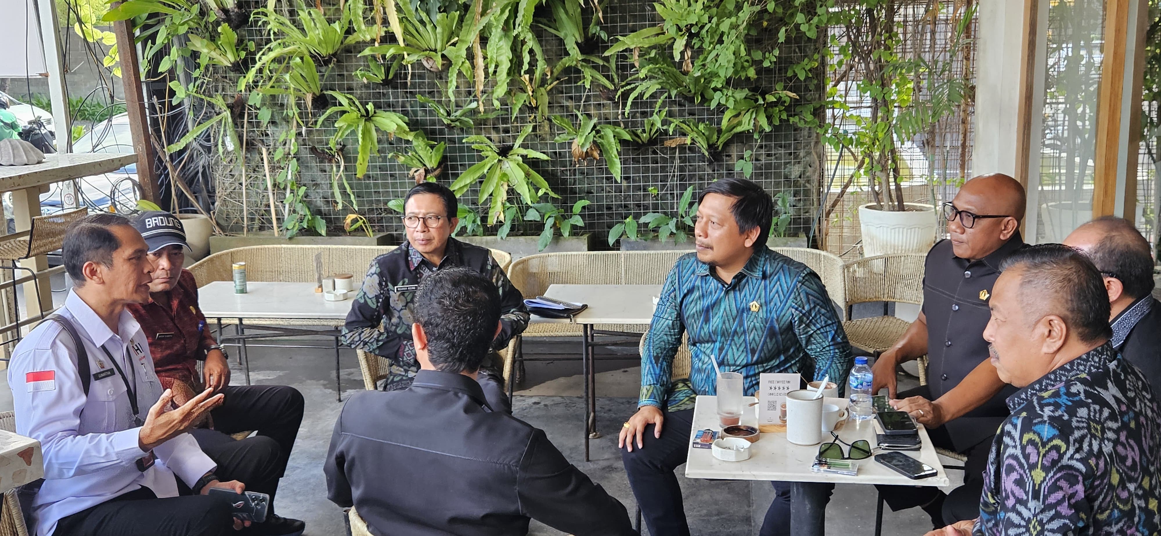 KUNJUNGAN: Komisi IV DPRD Badung kunjungi Cafe Organic, Selasa (1/7).