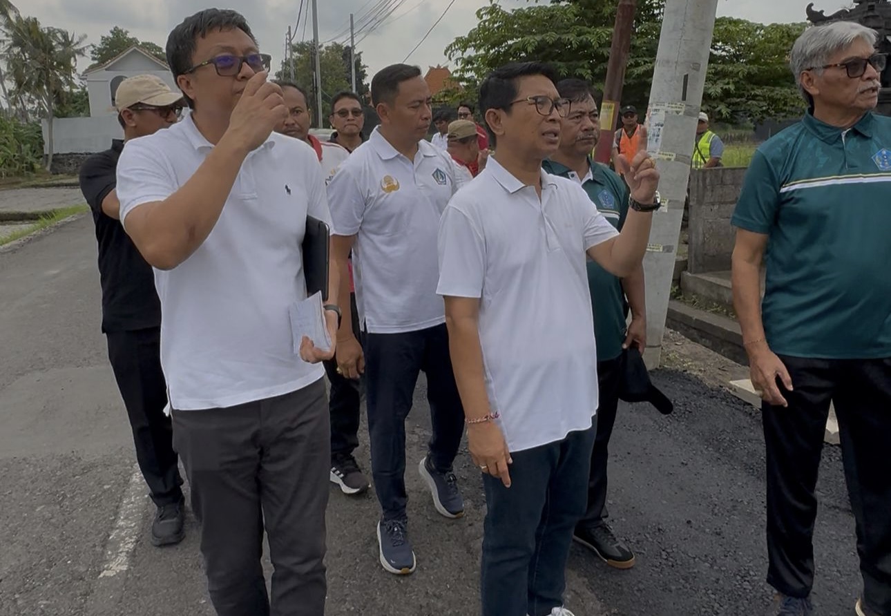 PENINJAUAN: Bupati Badung, I Wayan Adi Arnawa didampingi Dinas PUPR saat meninjau penataan Jalan Pantai Seseh, Desa Munggu, Mwngi, belum lama ini.
