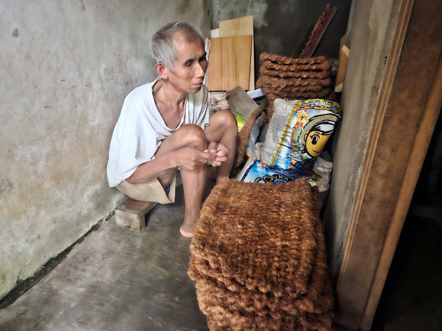 Wayan Tumpek,  perajin keset di Kabupaten Karangasem tetap gigih di tengah keterbatasan.