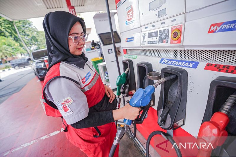 Ilustrasi - Petugas SPBU Pertamina bersiap mengisi BBM nonsubsidi jenis Pertamax ke kendaraan pelanggan.