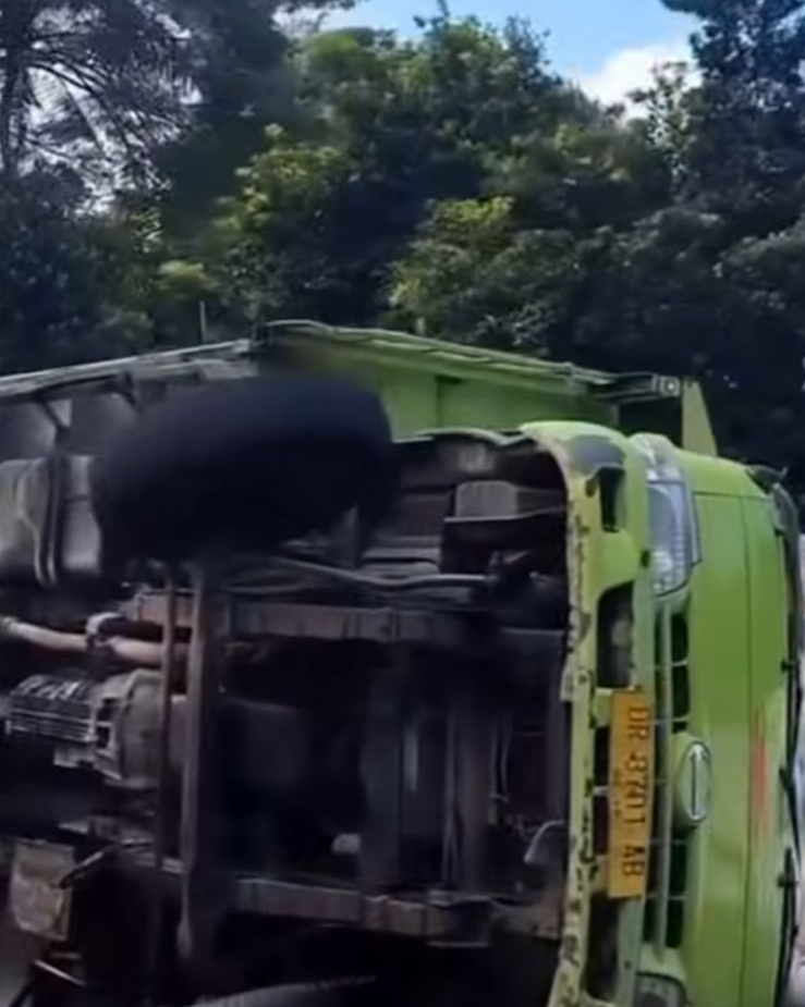 Truk Terguling di Jalur Karangasem&ndash;Denpasar