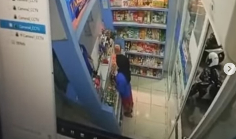 Rekaman CCTV Ibu-Ibu Diduga Curi Ponsel Remaja di Apotek Sidakarya