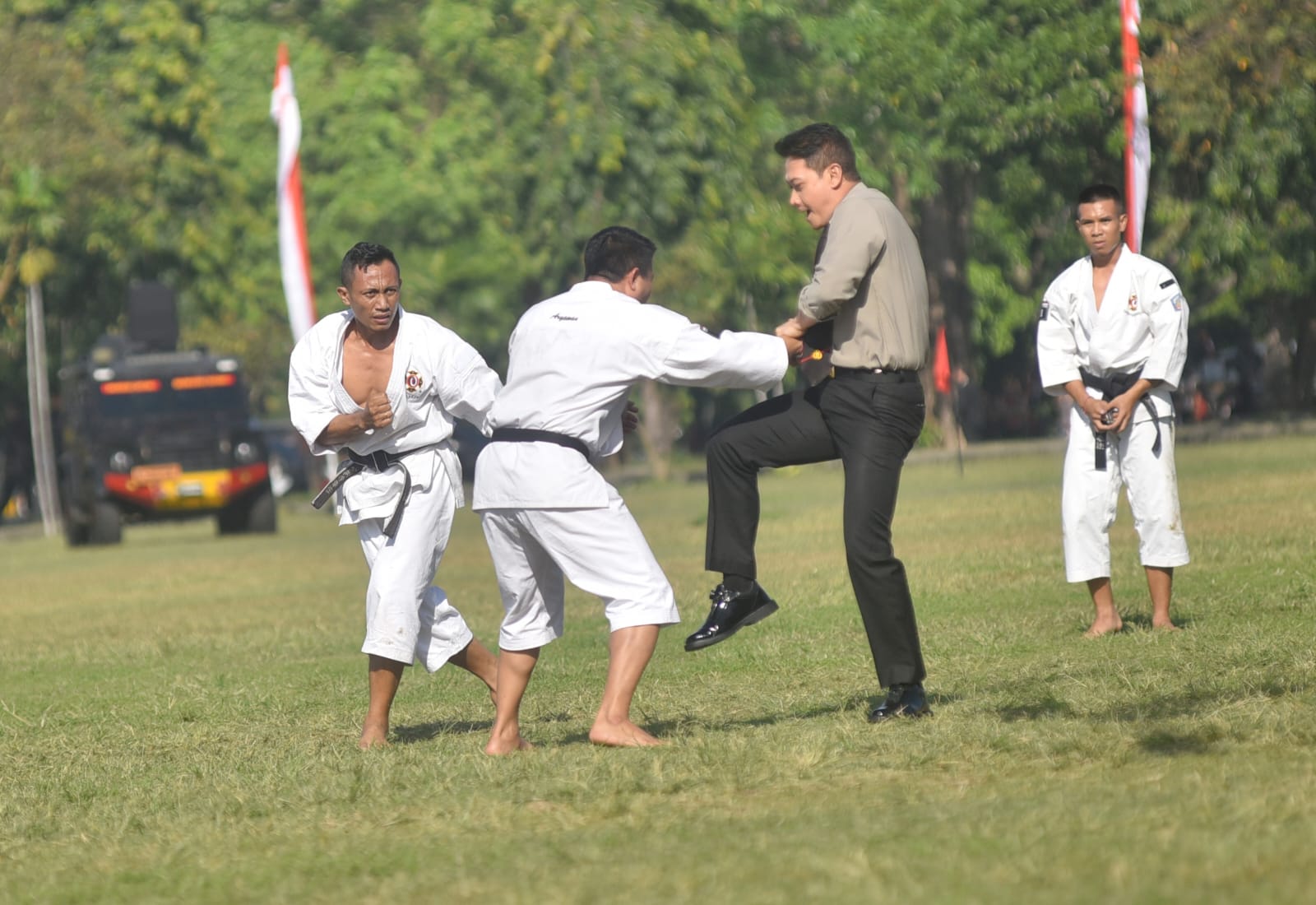 Demonstrasi: Kapolda Bali Irjenpol Daniel Adityajaya memperagakan demonstrasi beladiri judo melawan sejumlah orang. (Agung Bayu/Bali Express)