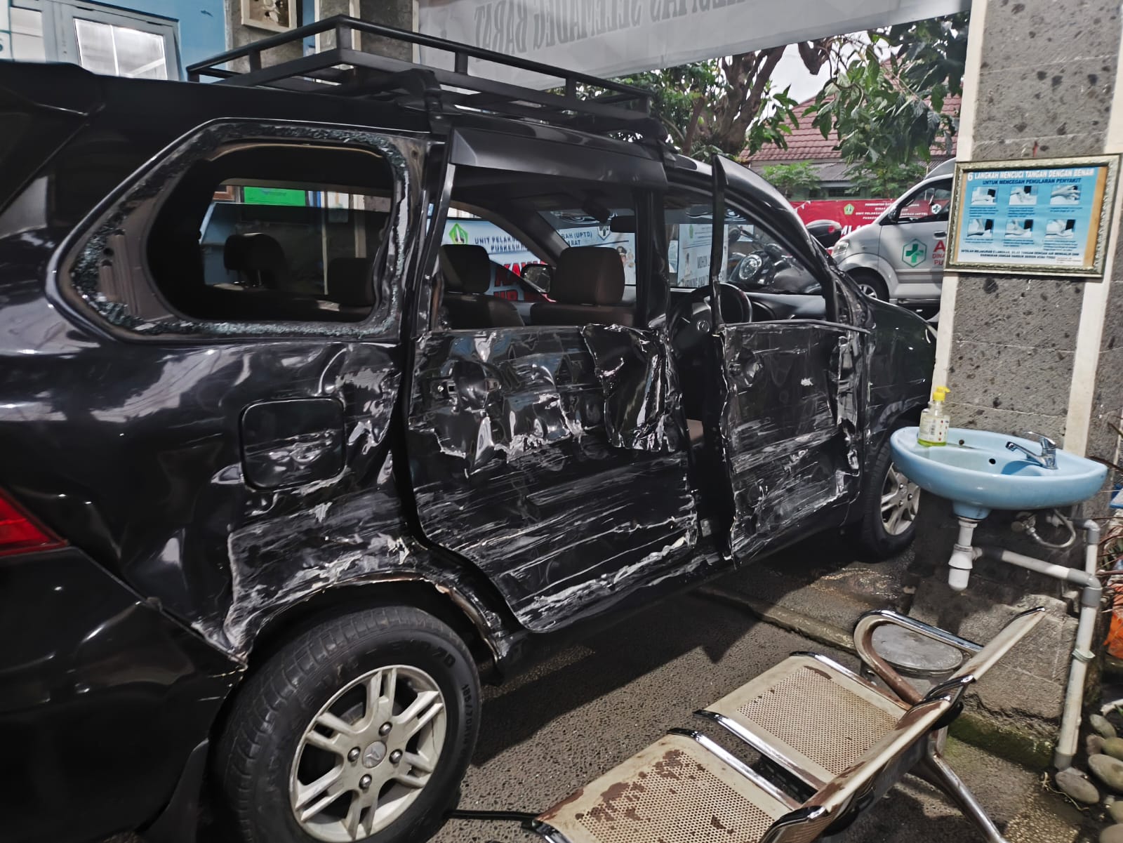 Mobil Xenia rusak akibat kecelakaan di jalur tengkorak, Tabanan, Bali, Senin (30/6/2025).