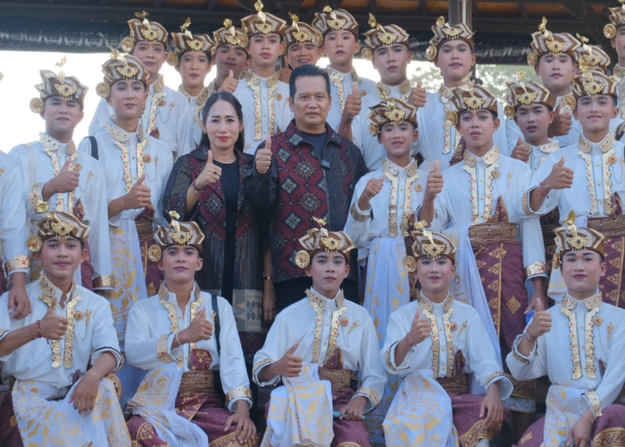 Bupati Jembrana I Made Kembang Hartawan menghadiri pementasan duta kesenian Kabupaten Jembrana di ajang utsawa gong kebyar anak PKB ke-47, Selasa (1/7).