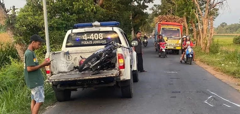 MOTOR KORBAN: Polisi membawa motor korban dari lokasi kejadian.