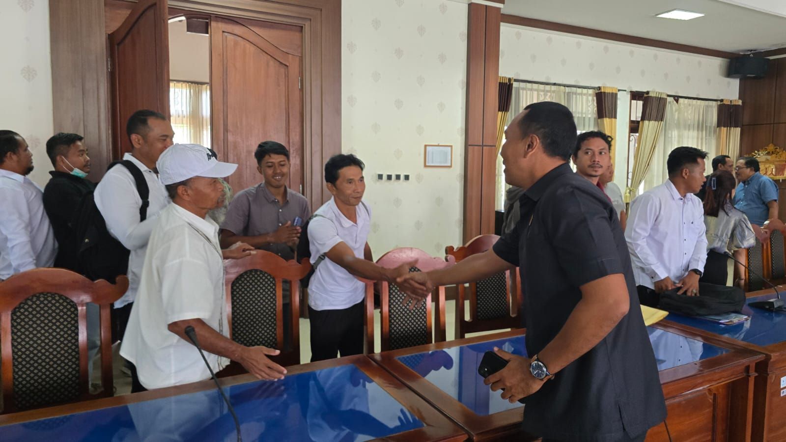 Pegawai kontrak yang diklasifikasikan R4 audiensi ke gedung DPRD Buleleng, Selasa (1/7/2025).