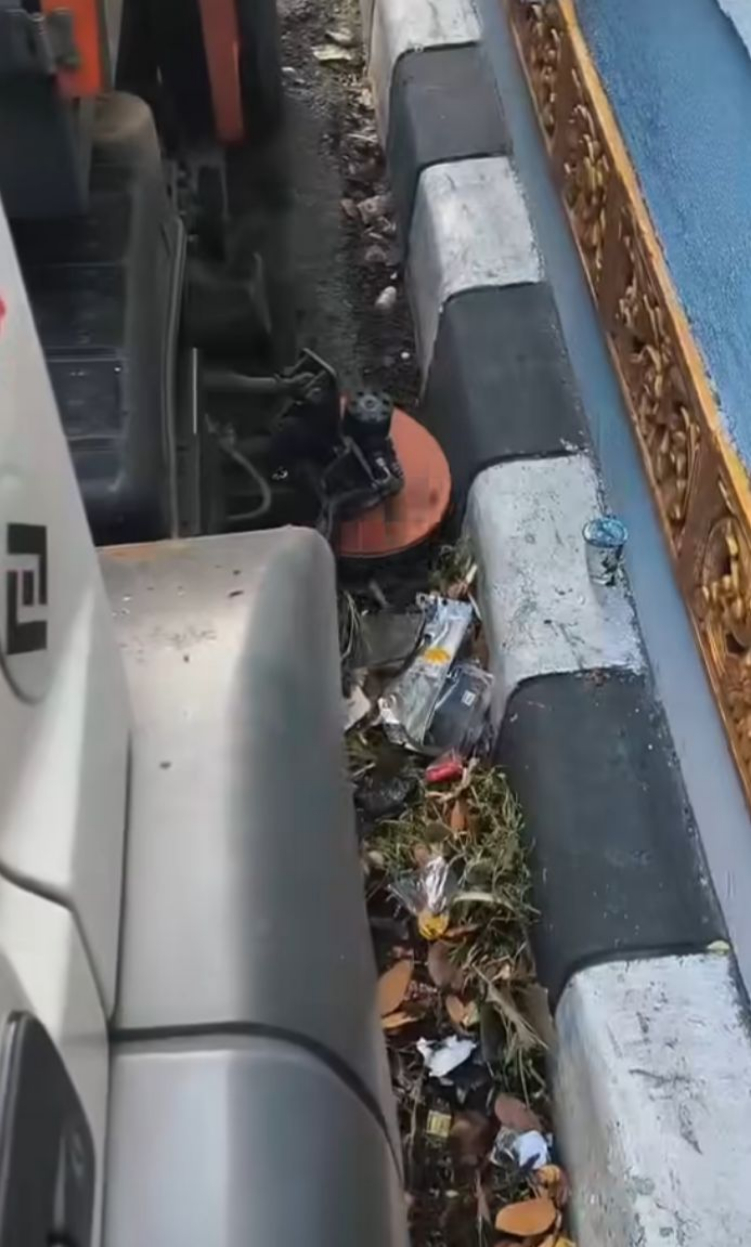 DLHK Badung Bersihkan Sampah dan Rumput Liar di Ruas Jalan Underpass Kuta