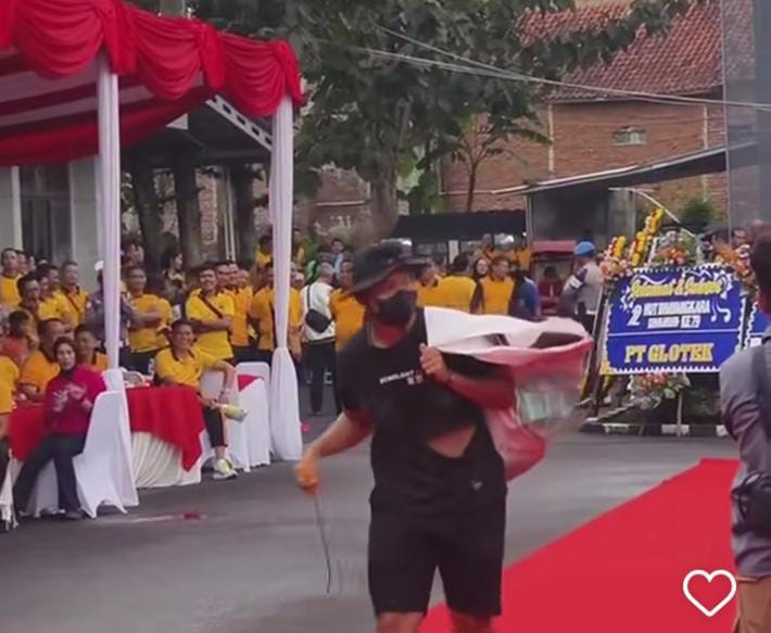 Polres Garut Tampilkan Peragaan Mode Penyamaran Intel pada HUT Bhayangkara