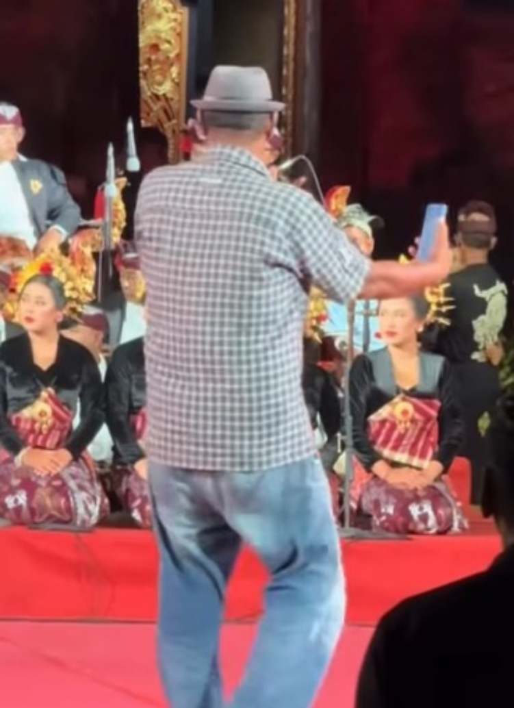Aksi Pria Paruh Baya Naik Panggung Ardha Chandra saat PKB 2025 menjadi sorotan
