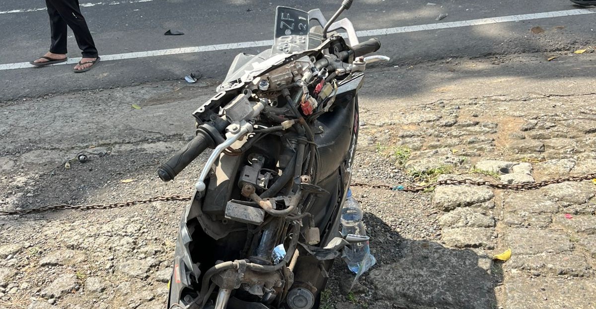 Sepeda motor Agus Muliadiman ringsek akibat kecelakaan lalu lintas di Tabanan, Bali, Selasa (1/7/2025).