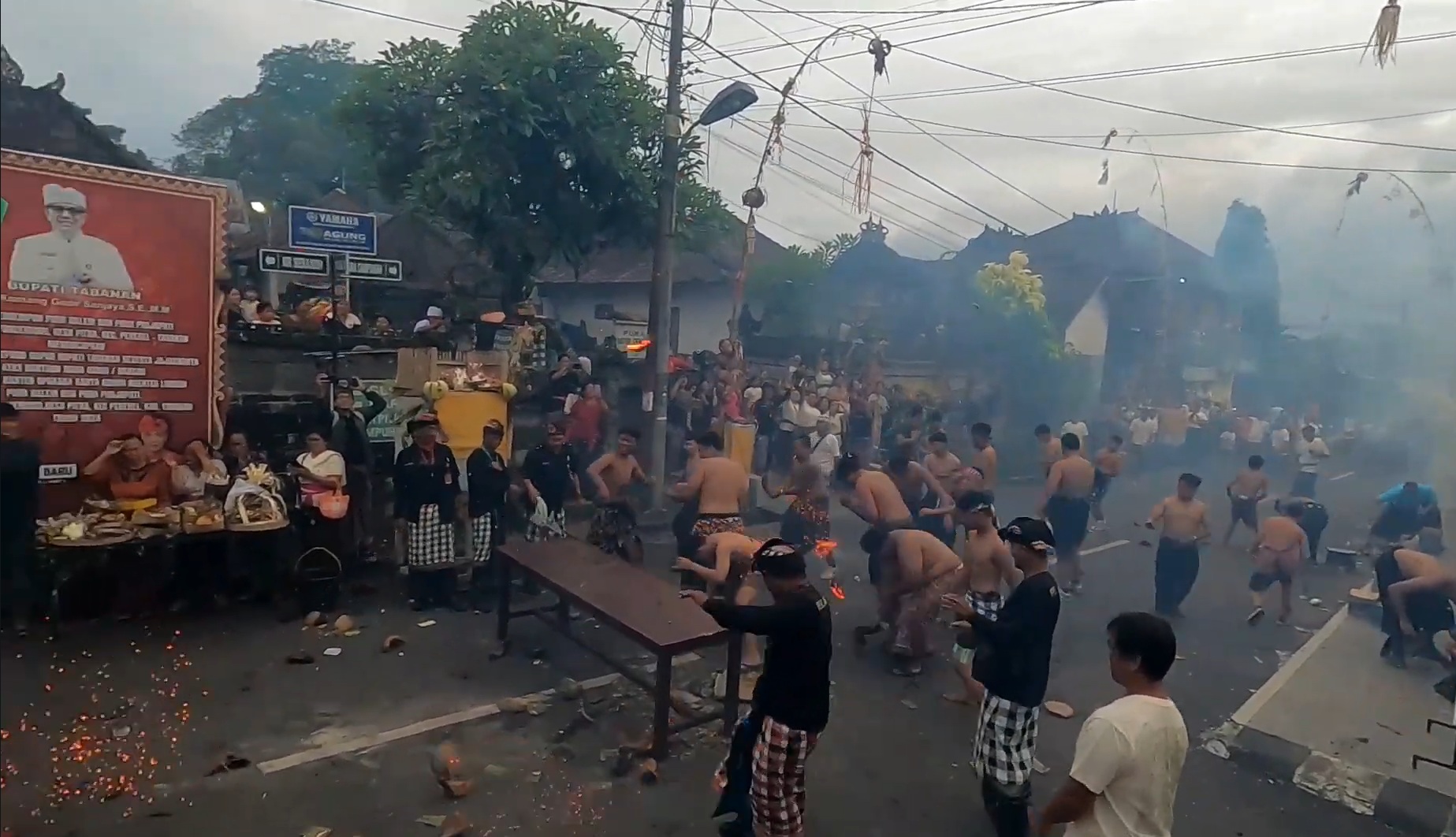 Tradisi Siat Sambuk, di Banjar Poh Gending, Desa Pitra, Kecamatan Penebel, Tabanan
