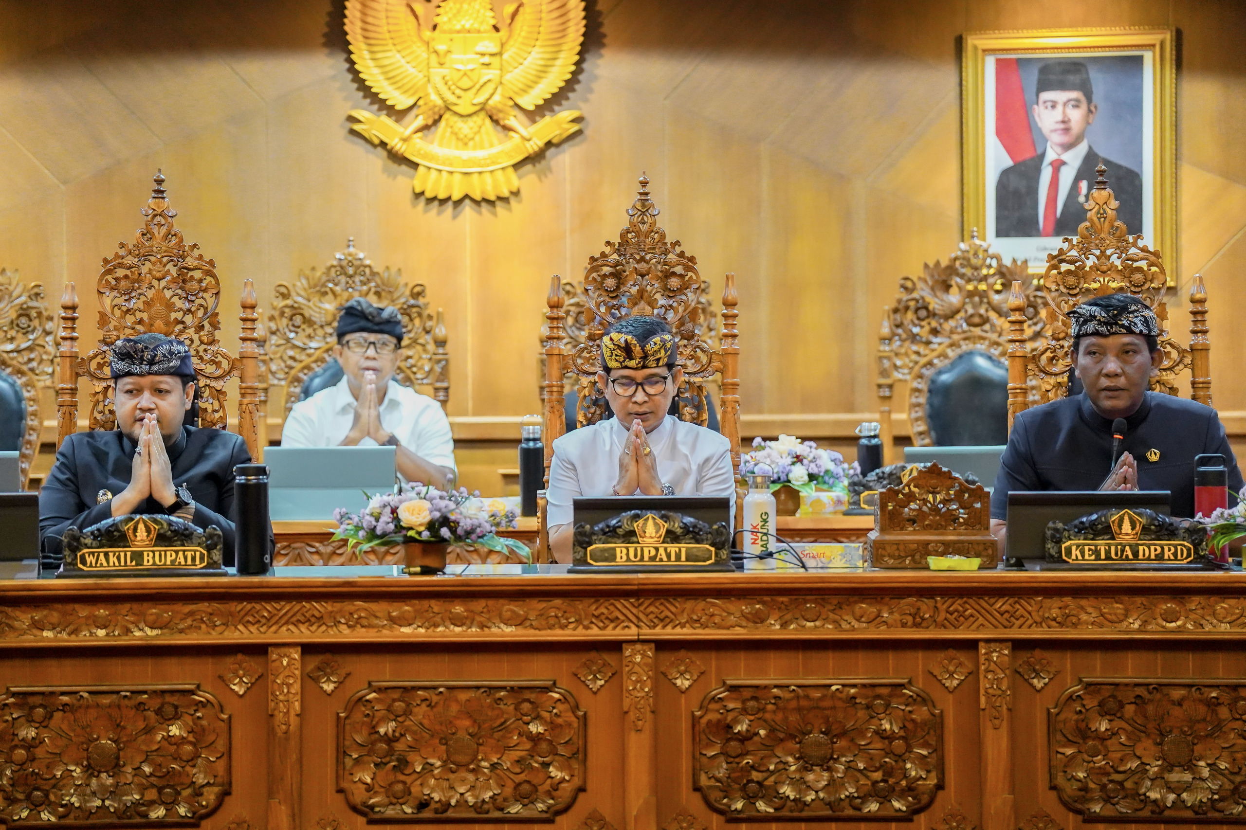 PARIPURNA: Bupati Adi Arnawa menyampaikan Ranperda tentang Pertanggungjawaban APBD Badung Tahun 2024, saat Rapat Paripurna DPRD Badung di Ruang Utama Gosana, Kantor DPRD Badung, Kamis (3/7).