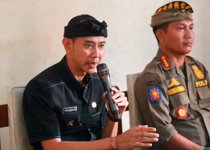 Wakil Bupati Klungkung, Tjokorda Gde Surya Putra, dalam rapat koordinasi terbatas (rakortas) bersama para pelaku usaha tambang, yang digelar di Kantor Satpol PP dan Damkar Klungkung, Kamis (3/7/2025).