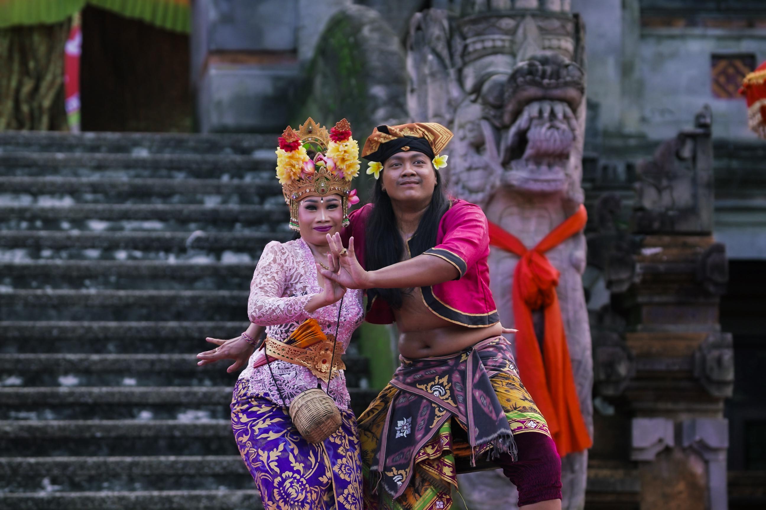 JOGED: Penampilan joged bumbung tradisi dari Sekaa Gong Gita Swara, Banjar Anyar, Kuta di Madya Mandala, Art Center Denpasar, Rabu (2/7).