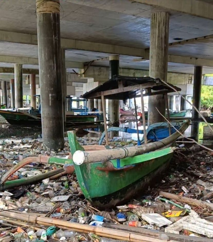 Perairan di Bawah Tol Bali Mandara Dipenuhi Sampah