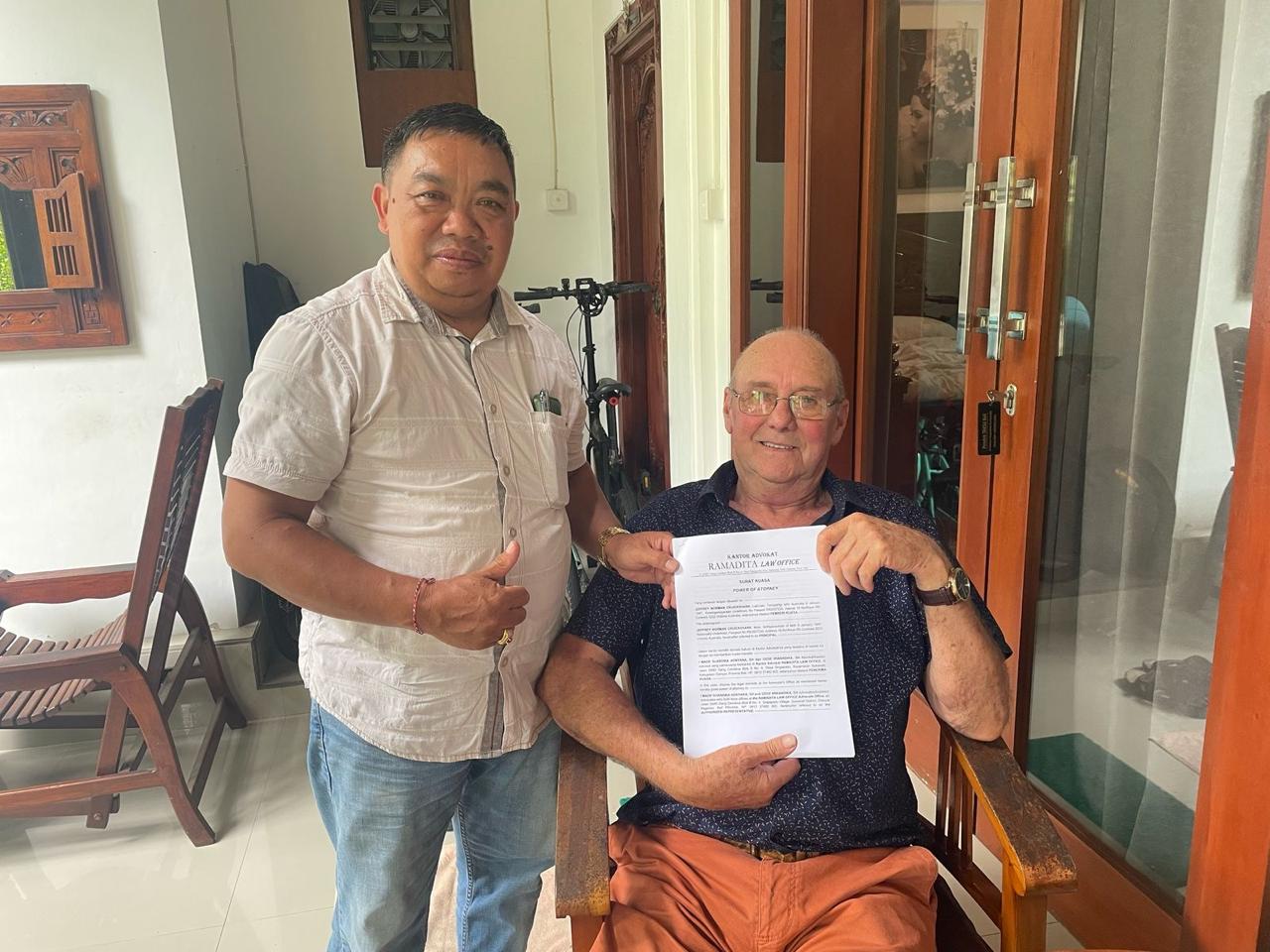 Kuasa Hukum I Made Suardika Adnyana (kiri) mendampingi Pelapor Jeffrey Norman Cruickshank menunjukkan surat penanganan laporannya di Polresta Denpasar. (Bali Express/Istimewa)